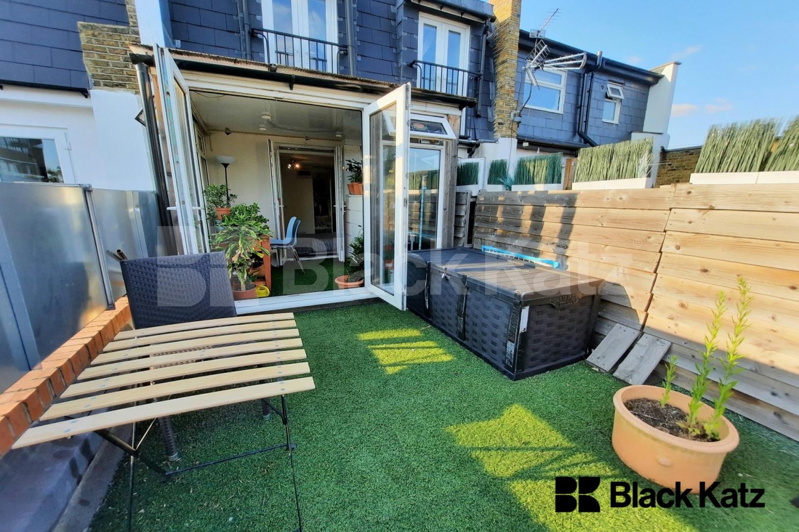 Modern Studio With Terrace & all Bills Included Lavender Hill , Clapham Junction 